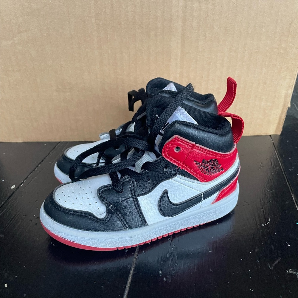 Nike Air Jordan 1 High Top Black Toe Boy size 7.5C Sneakers Tennis Shoe Athletic